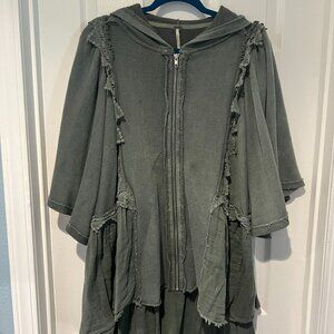 PRE-OWNED FREE PEOPLE HEY GIRL HOODIE BELL SLEEVE HI/LOW HEM CAN FIT 3XL